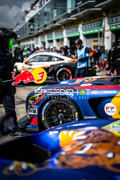 Mercedes-AMG GT3 #3 von Verstappen Racing in der Boxengasse