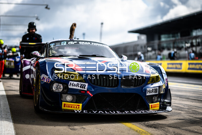 BMW Z4 GT3 von WS Racing in der Boxengasse am Nürburgring