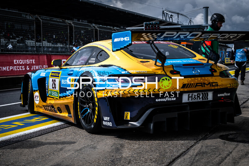 Mercedes-AMG GT3 #26 von PROsport Racing in der Boxengasse