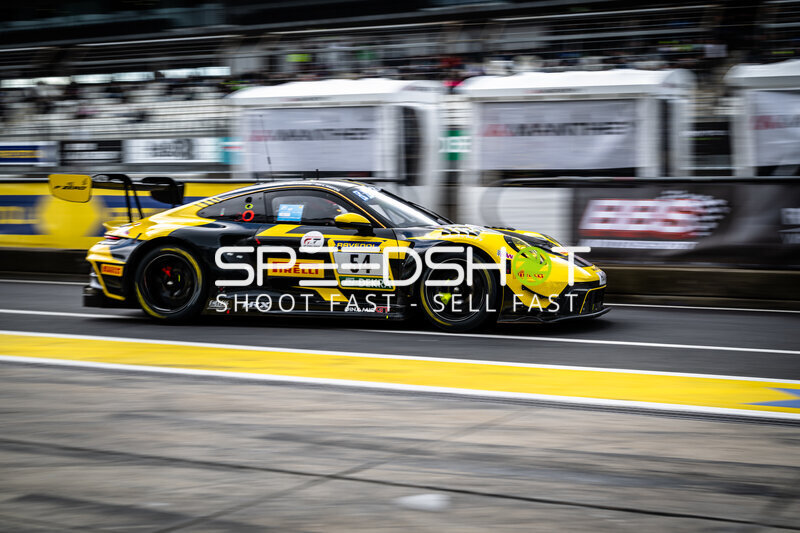 Porsche 911 GT3 #54 von Dinamic GT in der Boxengasse am Nürburgring
