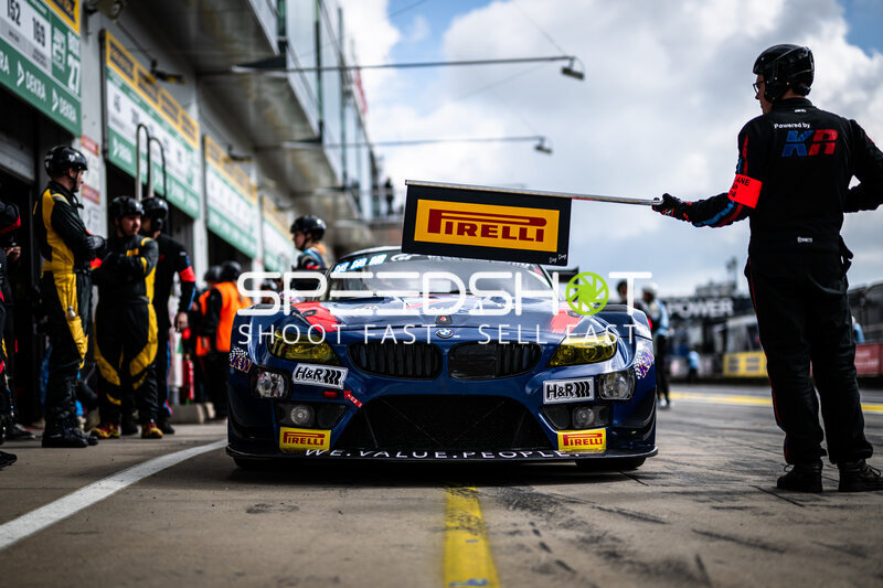 BMW Z4 GT3 von W.I.S Racing in der Boxengasse am Nürburgring