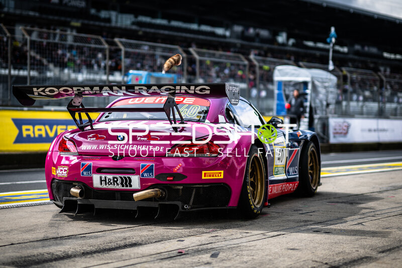 BMW Z4 GT3 #40 von W.I.S Racing Team in der Boxengasse am Nürburgring