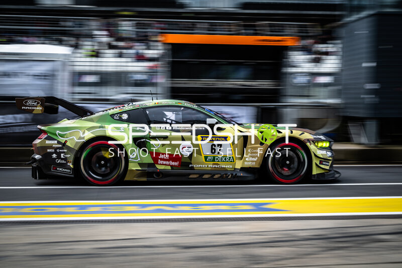 Ford Mustang GT3 #67 von HRT Ford Racing in der Boxengasse