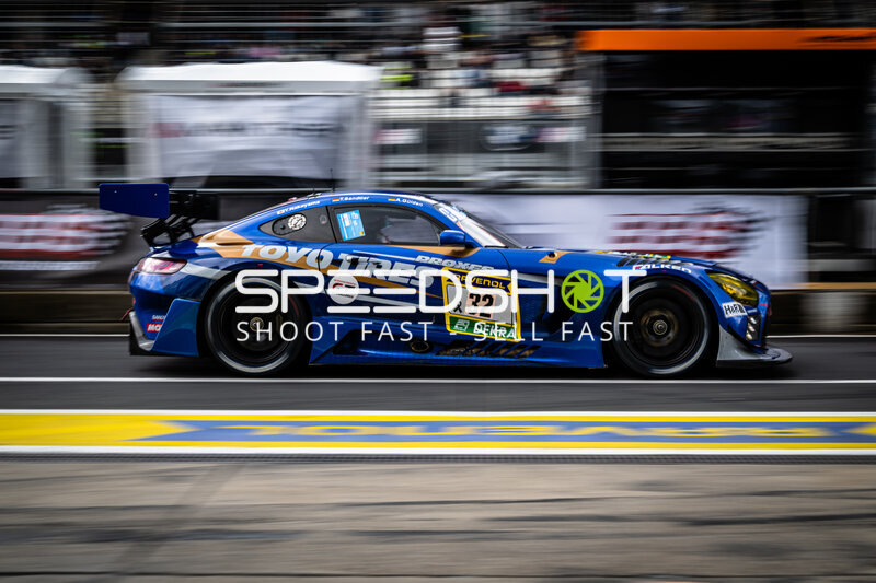 Mercedes-AMG GT3 #32 von Toyo Tires with Ring Racing in der Boxengasse