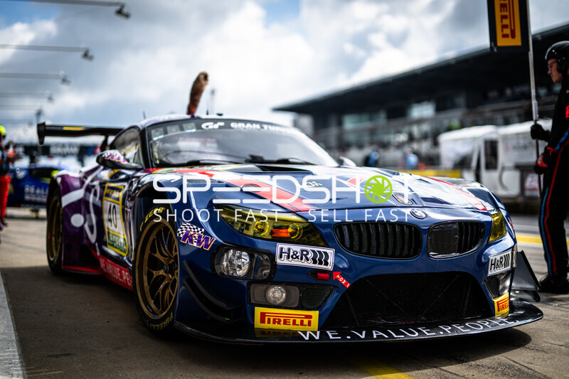 BMW Z4 GT3 #40 von W.I.S Racing in der Boxengasse am Nürburgring