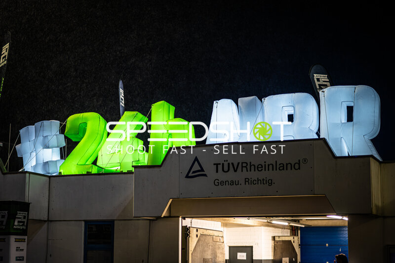 Beleuchtete #24h NBR Schriftzug bei Nacht am Nürburgring