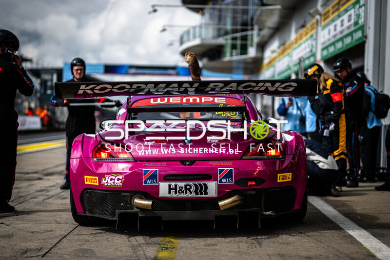 BMW Z4 GT3 #40 von W.I.S Racing Team in der Boxengasse am Nürburgring