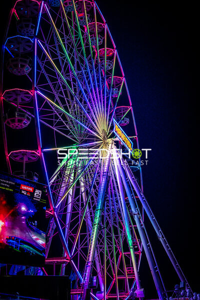 Beleuchtetes Riesenrad bei Nacht am Nürburgring