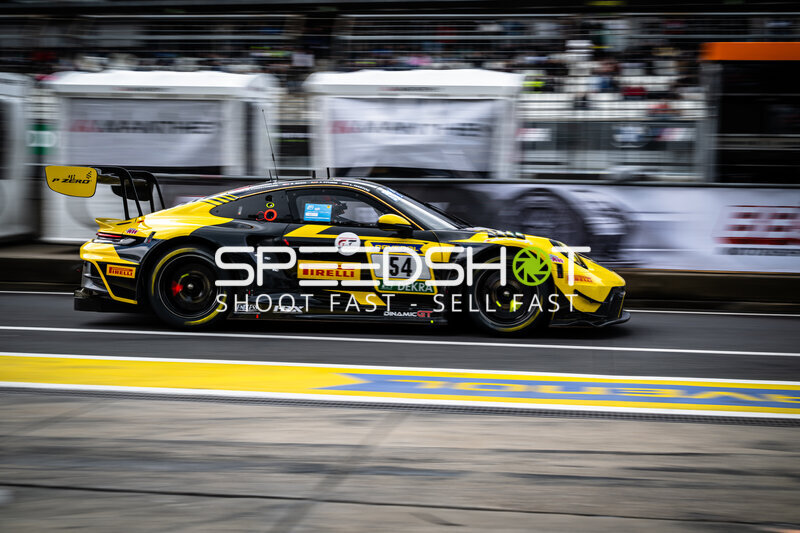 Porsche 911 GT3 #54 von Dinamic GT in der Boxengasse am Nürburgring
