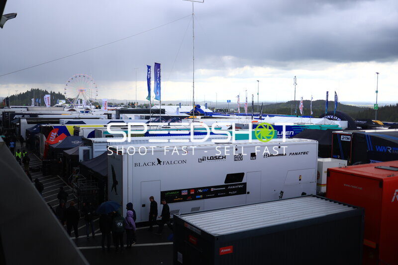 Fahrerlager-Panorama beim 24h Nürburgring unter bewölktem Himmel