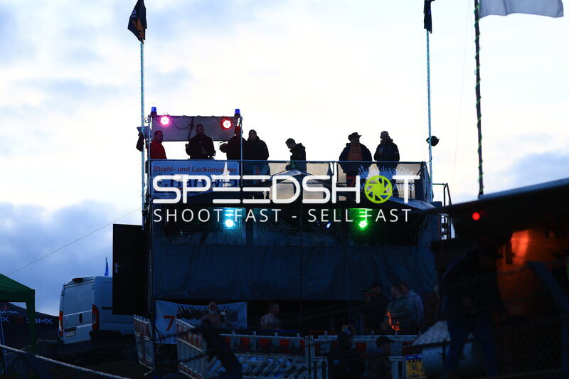 Zuschauertribüne mit Sponsoren-Banner beim 24h Nürburgring