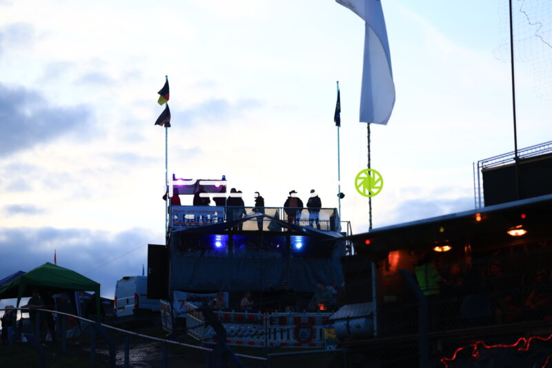 Fans auf einer Tribüne beim 24h Nürburgring in der Abenddämmerung