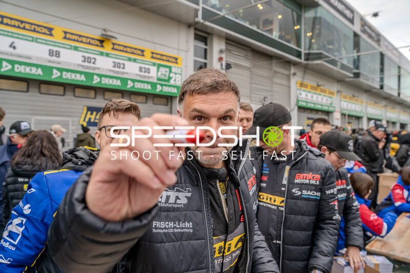 Teamvertreter mit Stift im Fahrerlager am Nürburgring