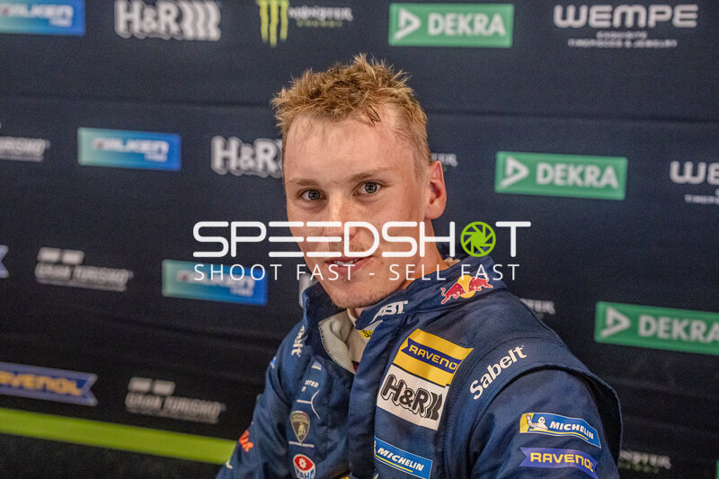Luca Engstler beim 24h Nürburgring 2026 im Fahrerlager