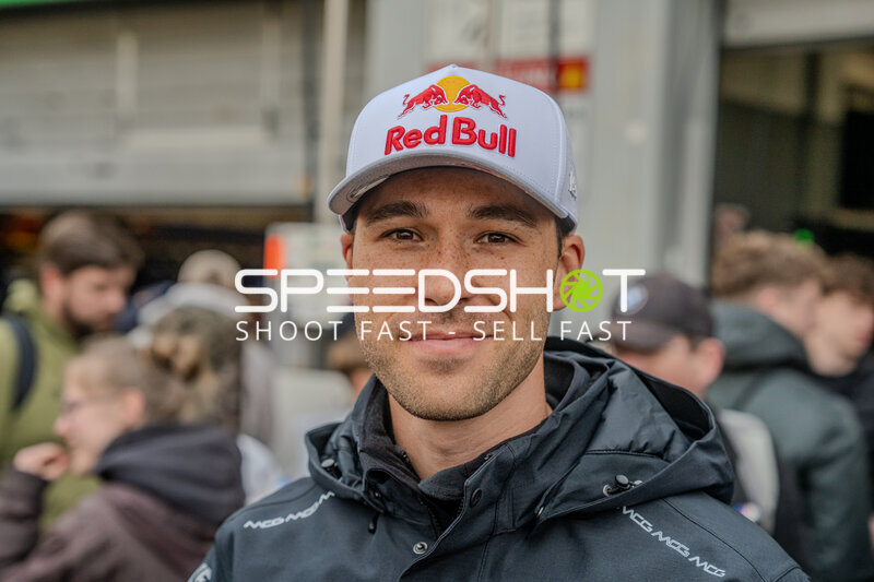 Kelvin van der Linde im Fahrerlager am Nürburgring
