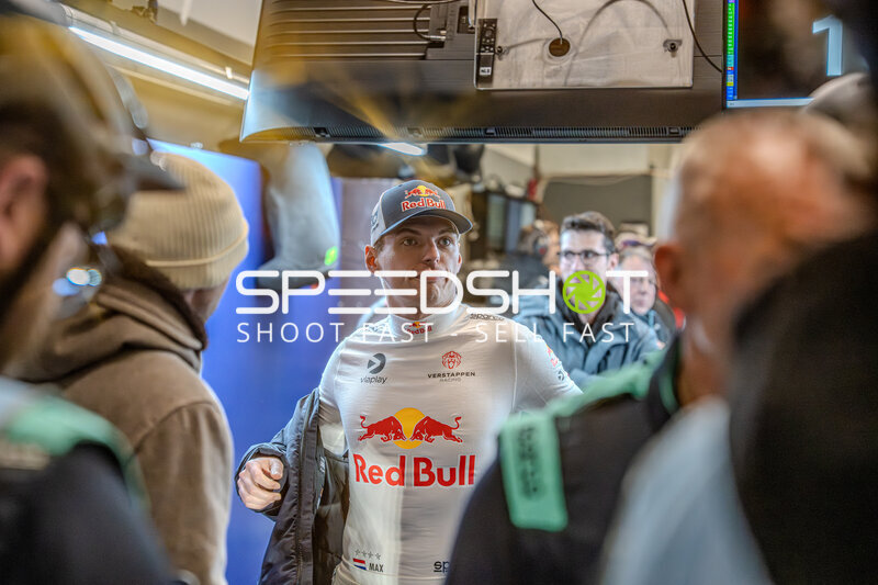Max Verstappen im Fahrerlager beim 24h Nürburgring 2026
