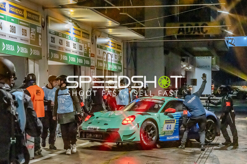 Falken Motorsports #44 Porsche beim Nachtboxenstopp am Nürburgring