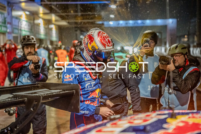Red Bull Fahrer mit Verstappen-Helm in der Boxengasse am Nürburgring