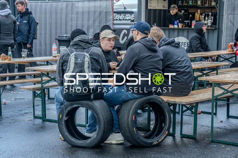 Fans sitzen auf Hankook-Reifen im Fahrerlager am Nürburgring