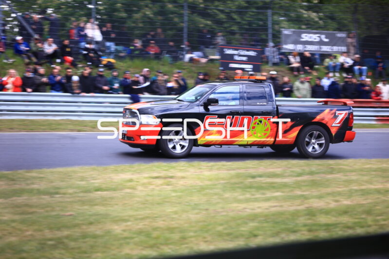 E-Unit Pickup-Truck mit Flammen-Livery auf dem Nürburgring
