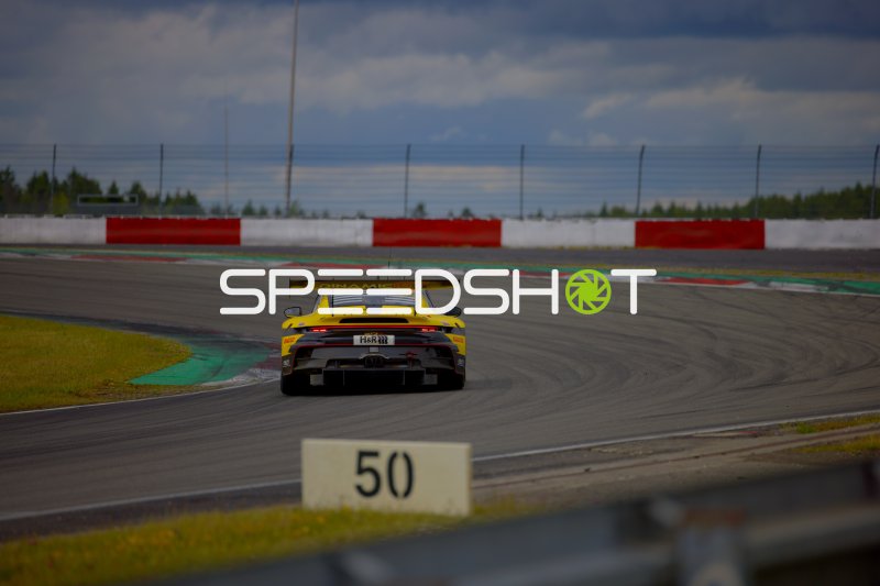 Porsche 911 GT3 R von Dinamic GT in der Kurve