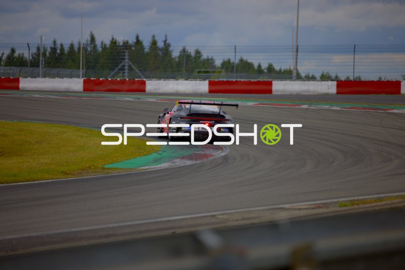 Porsche 911 GT3 R #992 von Manthey Team eFuel Griesemann auf der Rennstrecke