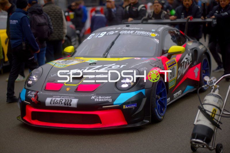 Porsche 911 GT3 #909 von KKrämer Racing in der Boxengasse