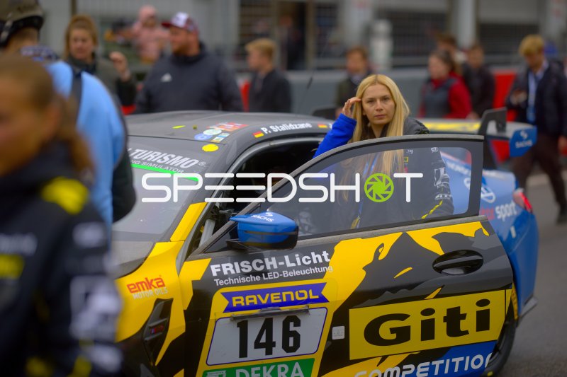 Fabienne Wohlwend am Fahrzeug #146 von GITI TIRE MOTORSPORT BY WS RACING