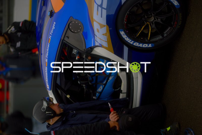 Mechaniker arbeitet am GT3-Fahrzeug von Walkenhorst Motorsport #898 in der Box