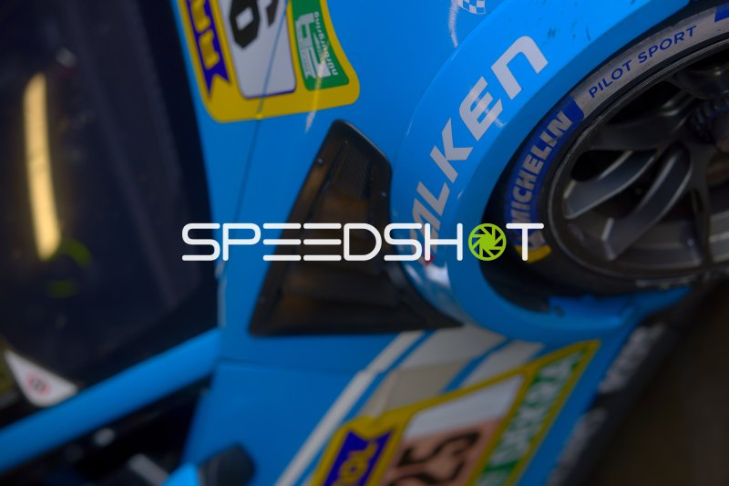 Detailaufnahme des Falken Motorsports Rennwagens mit Michelin-Reifen