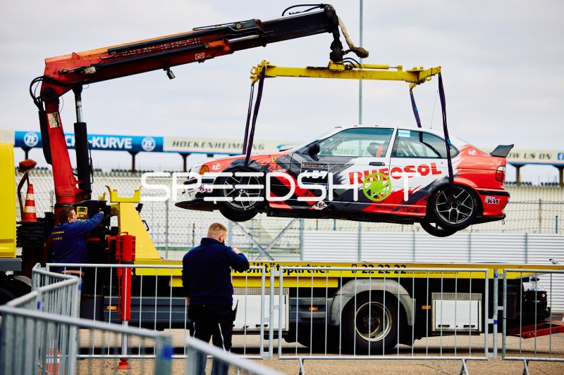 Rennwagen #457 mit Rheosol-Lackierung wird am Hockenheimring abgeschleppt
