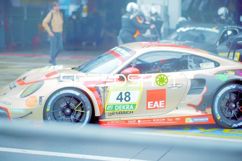 Porsche 911 GT3 R #48 von 48 LOSCH Motorsport by BLACK FALCON in der Boxengasse