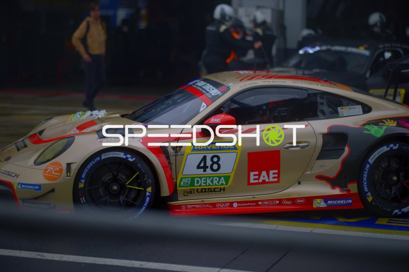 Porsche 911 GT3 #48 von 48 LOSCH Motorsport by BLACK FALCON in der Boxengasse