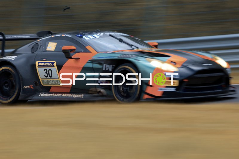 Aston Martin GT3 #30 von Walkenhorst Motorsport in voller Fahrt