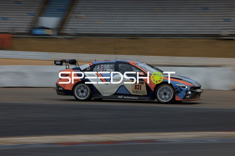 Hyundai Elantra N #831 mit B. Morris, M. Filip, M. Lanier, R. Wickens auf der Rennstrecke