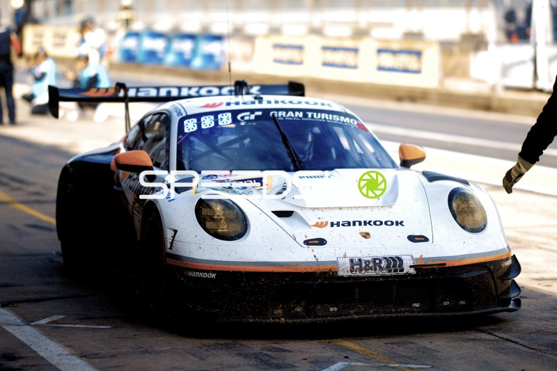 Porsche 911 GT3 R #999 von Mühlner Motorsport powered by H&R in der Boxengasse