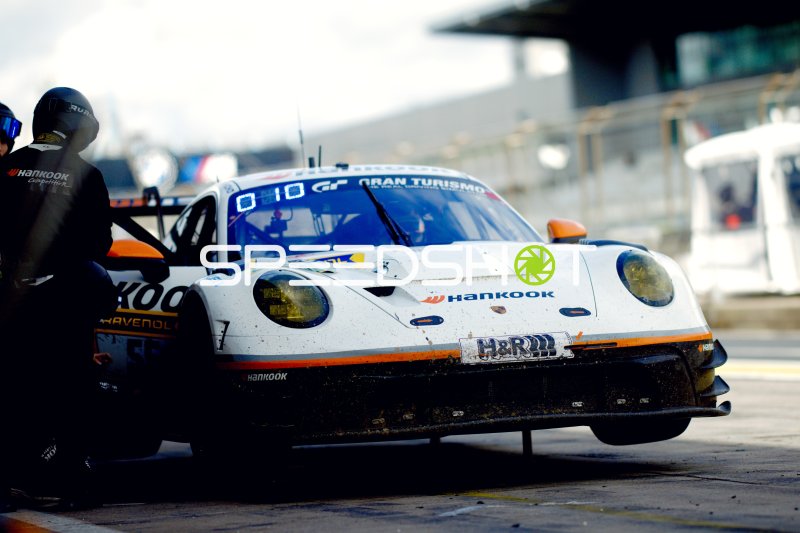 Porsche 911 GT3 R #10 von Max Kruse Racing beim Boxenstopp