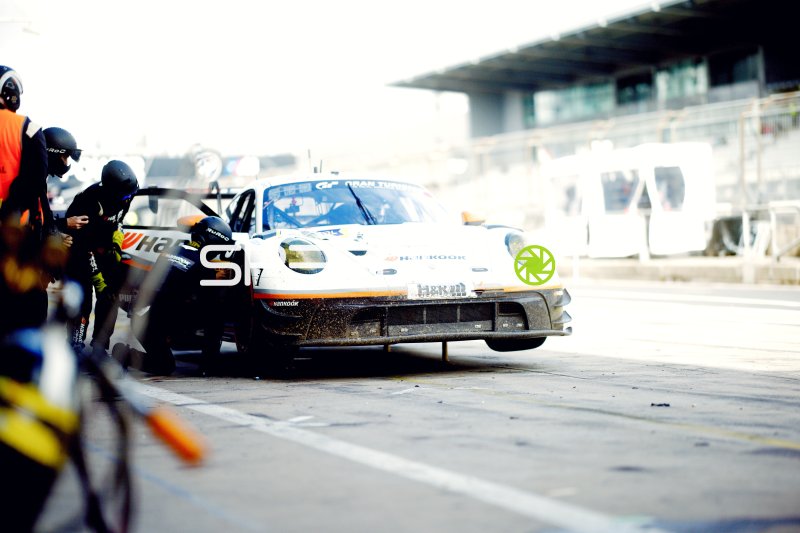 Porsche 911 GT3 von Mühlner Motorsport beim Boxenstopp auf der Nürburgring-Nordschleife