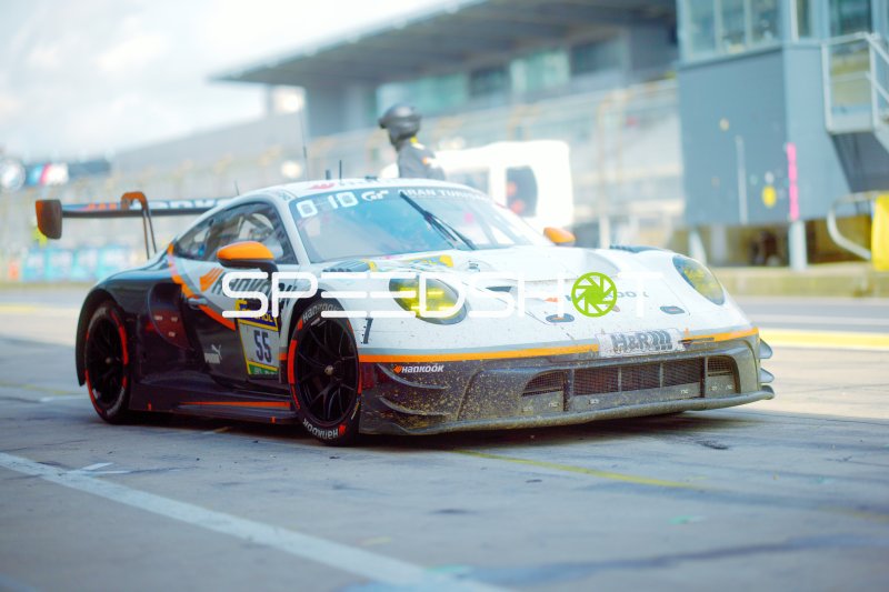 Porsche 911 GT3 R #55 von Dinamic GT in der Boxengasse