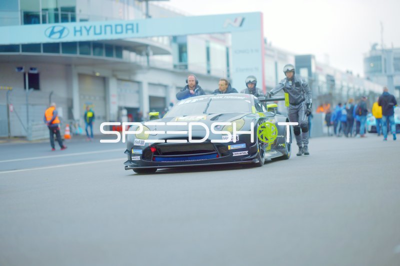 Aston Martin GT3 #34 von Walkenhorst Motorsport in der Boxengasse