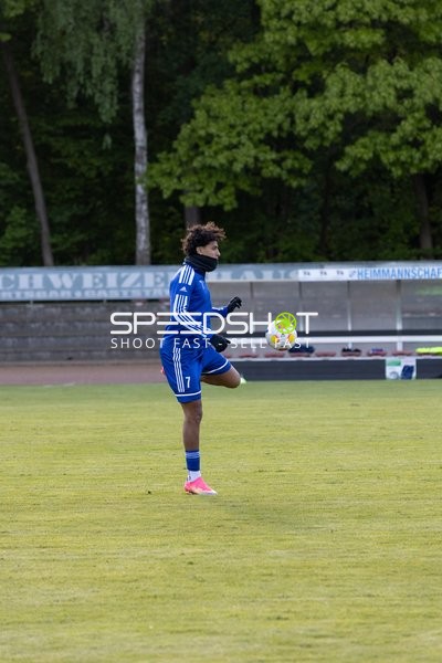 Spieler mit Ball am Fuß
