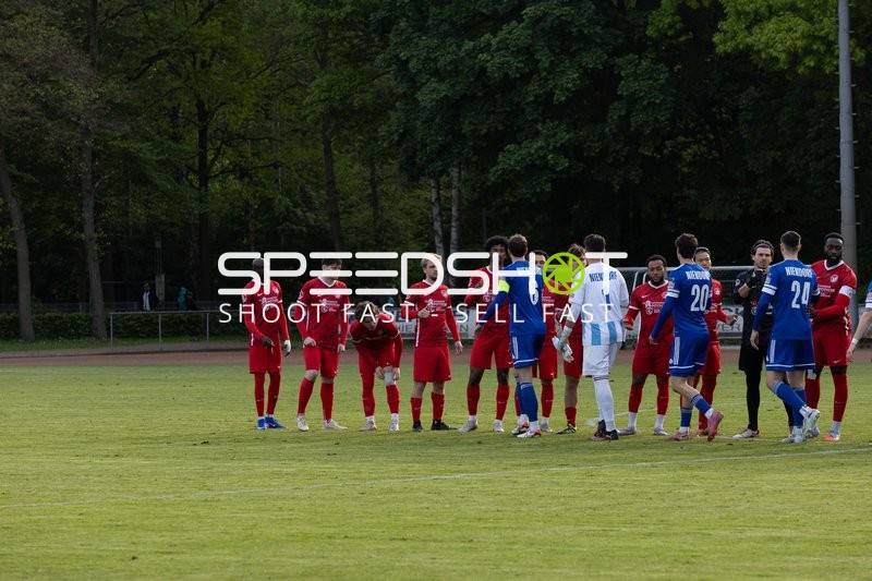 Spieler vor Anpfiff im Sportcentrum Sachsenweg