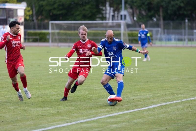 Zweikampf am Spielfeldrand