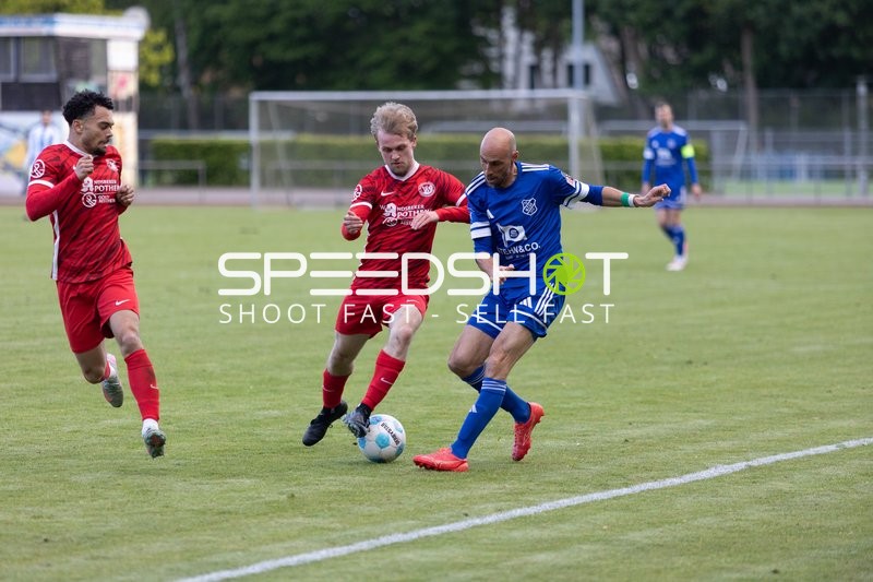 Zweikampf am Spielfeldrand