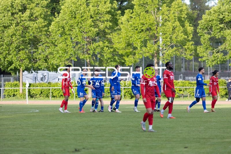 Spieler beider Teams auf Feld