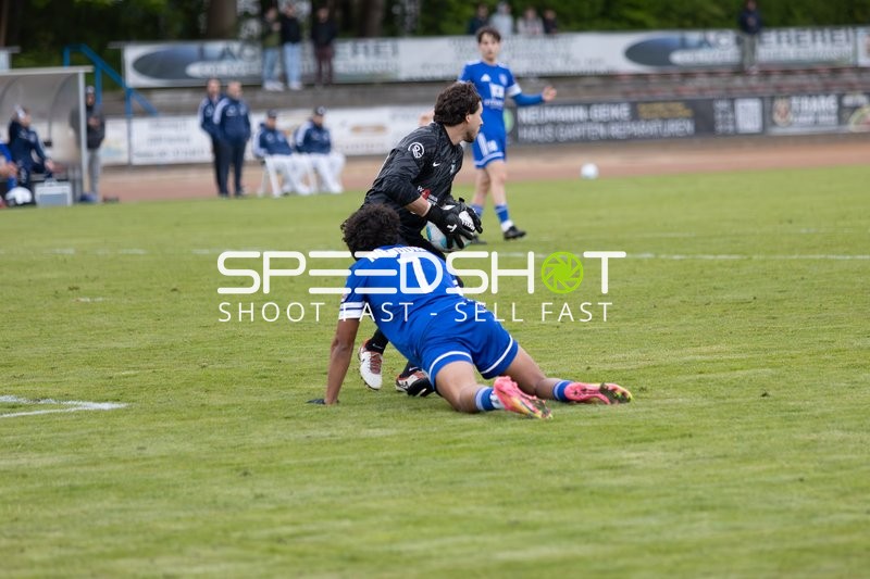 Torwart sichert Ball