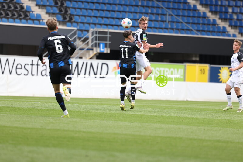 Kopfball-Duell in Paderborn