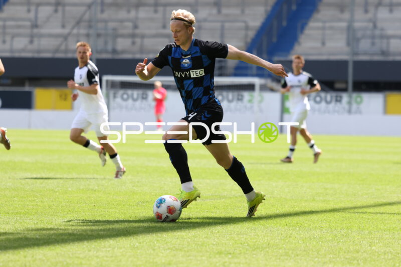 Spieler mit Ball in Aktion