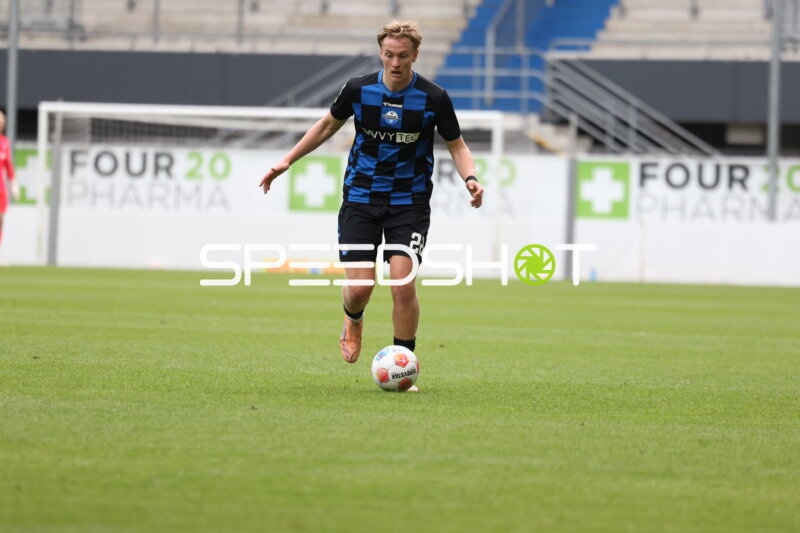 Spieler mit Ball in Aktion