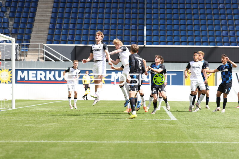 Zweikampf in der Home Deluxe Arena